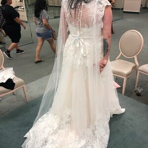Elegant Lace Wedding Dress with Train